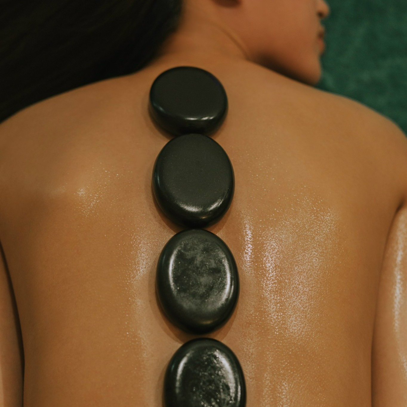 Massage Đá Nóng – Giải Pháp Tái Tạo Năng Lượng Hiệu Quả